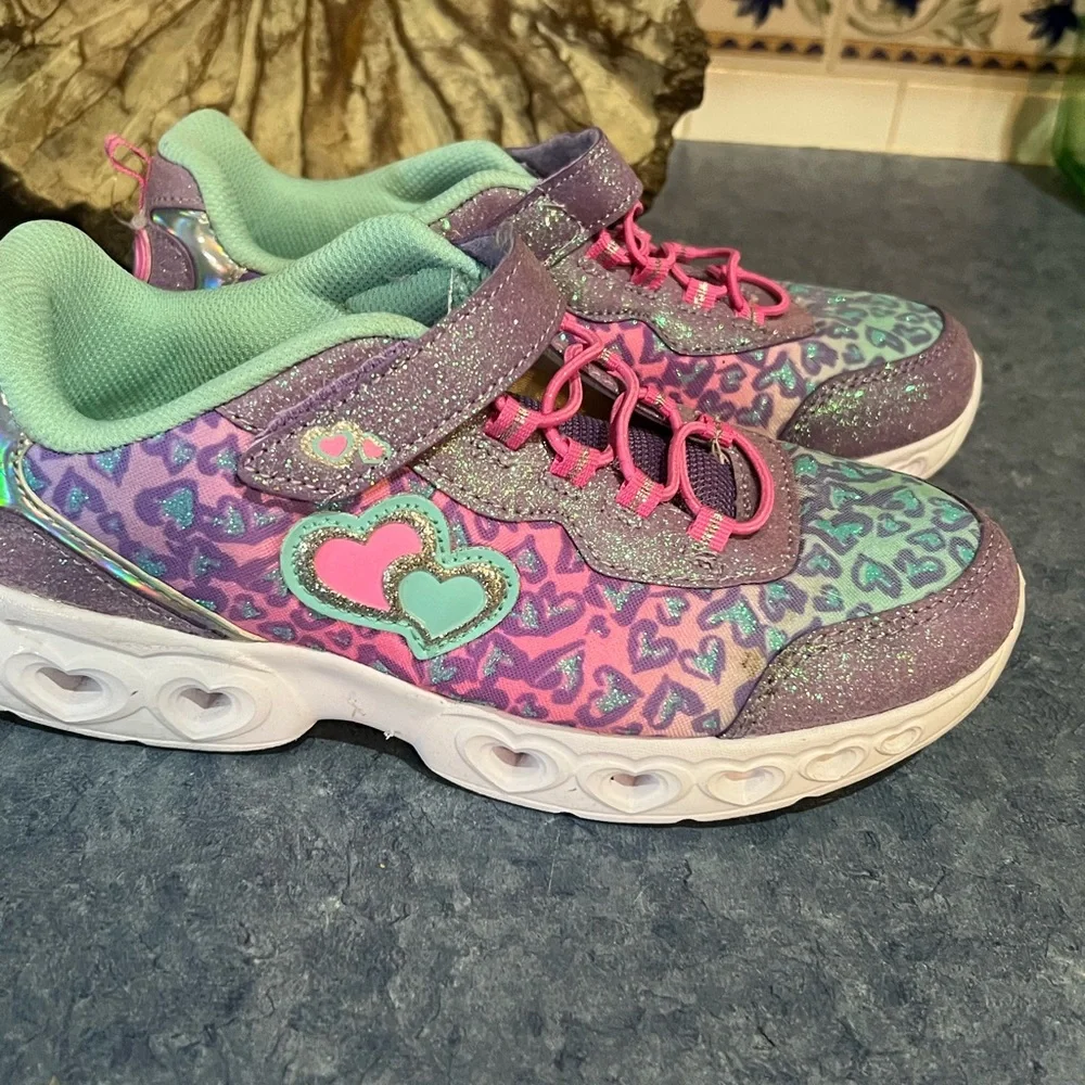 Girl’s size 5 light up sneakers - Picture 1 of 7